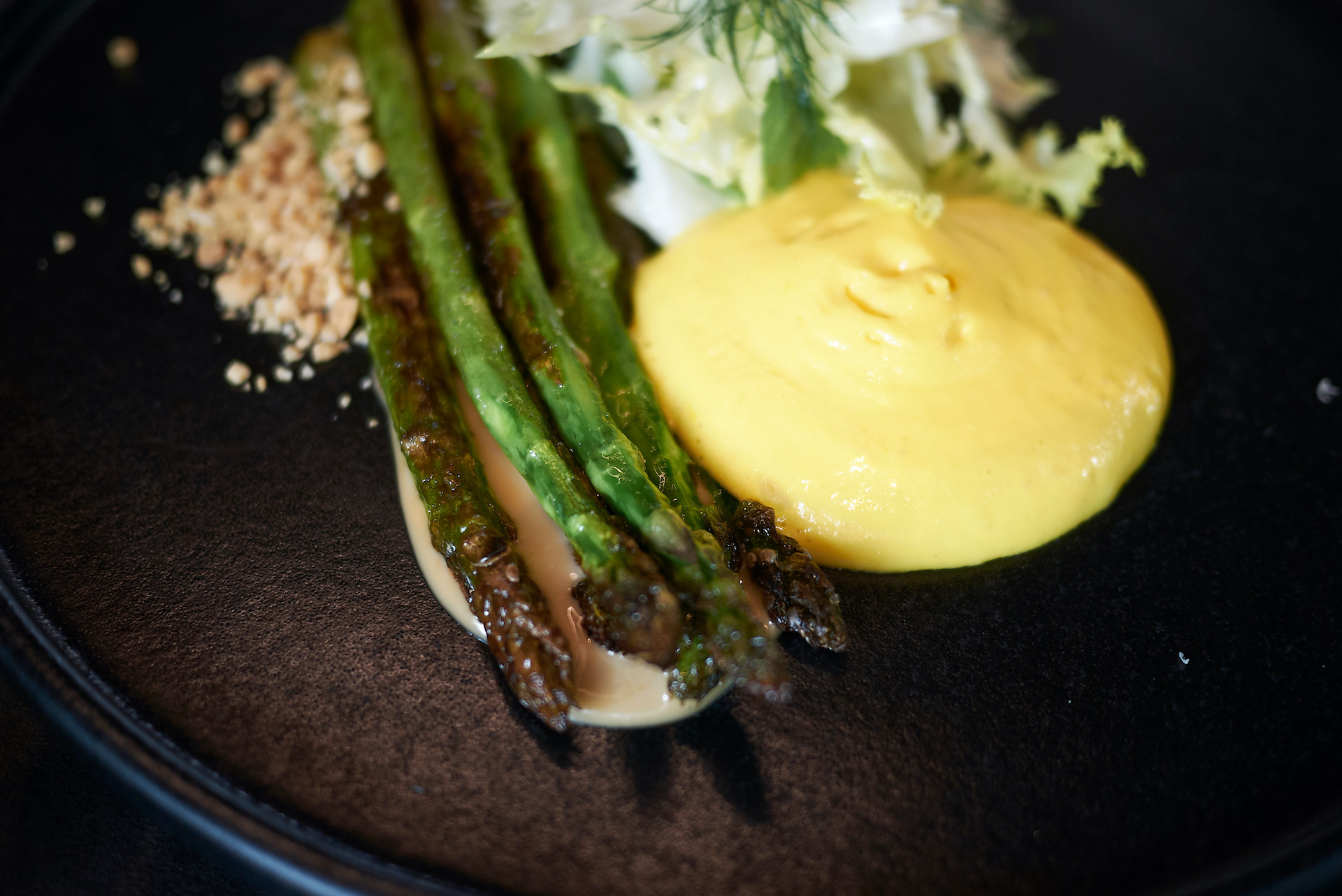 Asparagus with hollandaise sauce