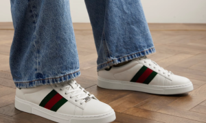 A man wearing the Ace tennis sneakers.