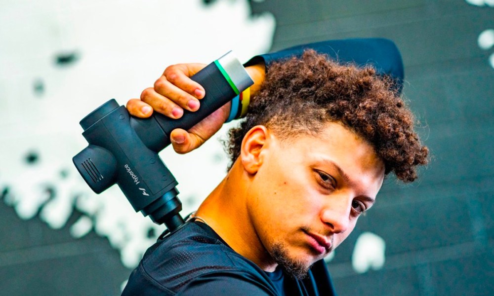 Patrick Mahomes uses the Hyperice Hypervolt 2 Pro to massage his shoulder.