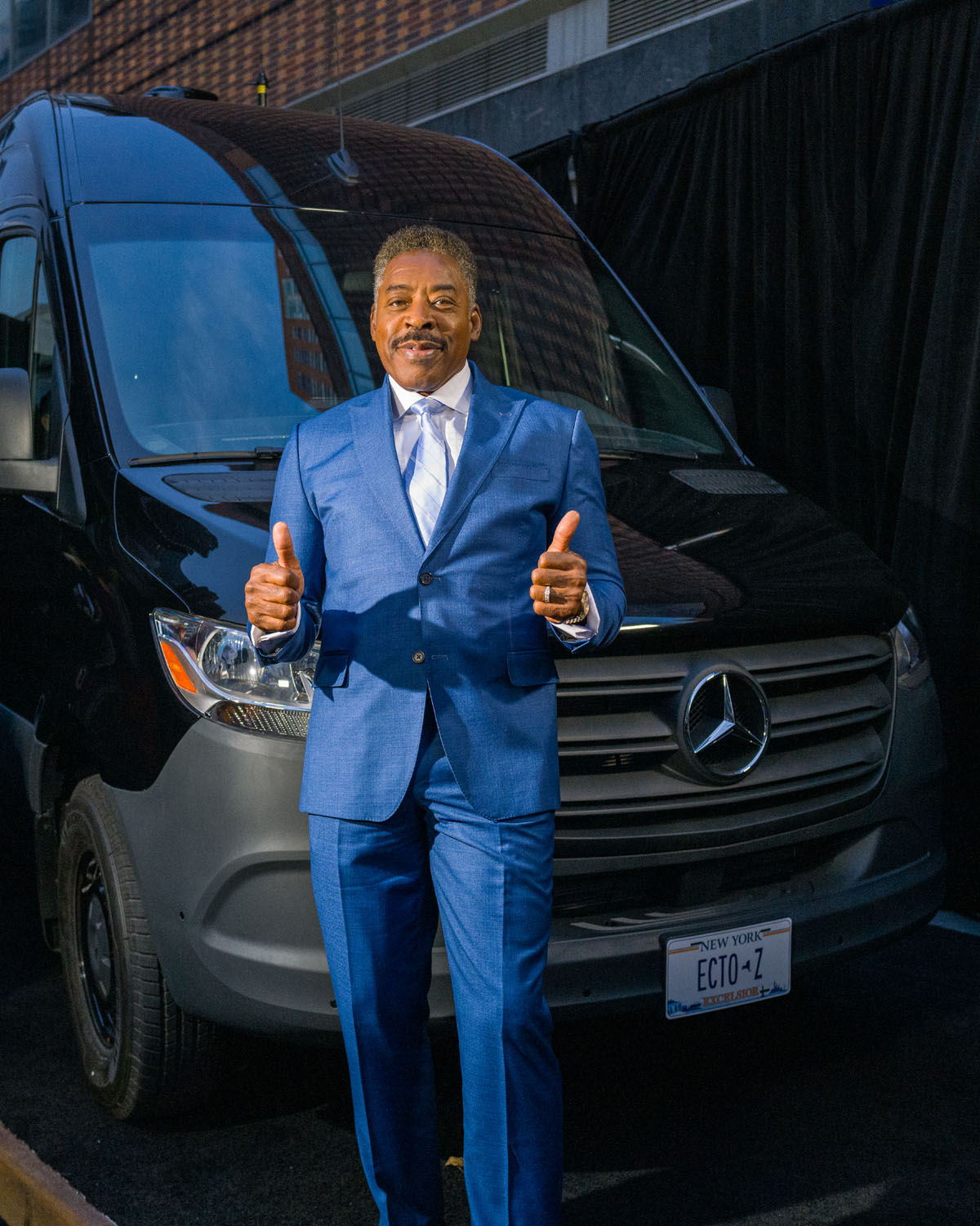 Ernie Hudson poses in front of the ECTO-Z.