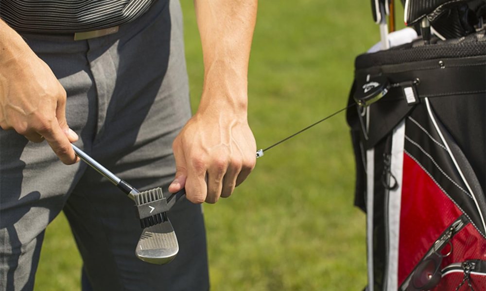 A golfer using the Callaway golf club brush.