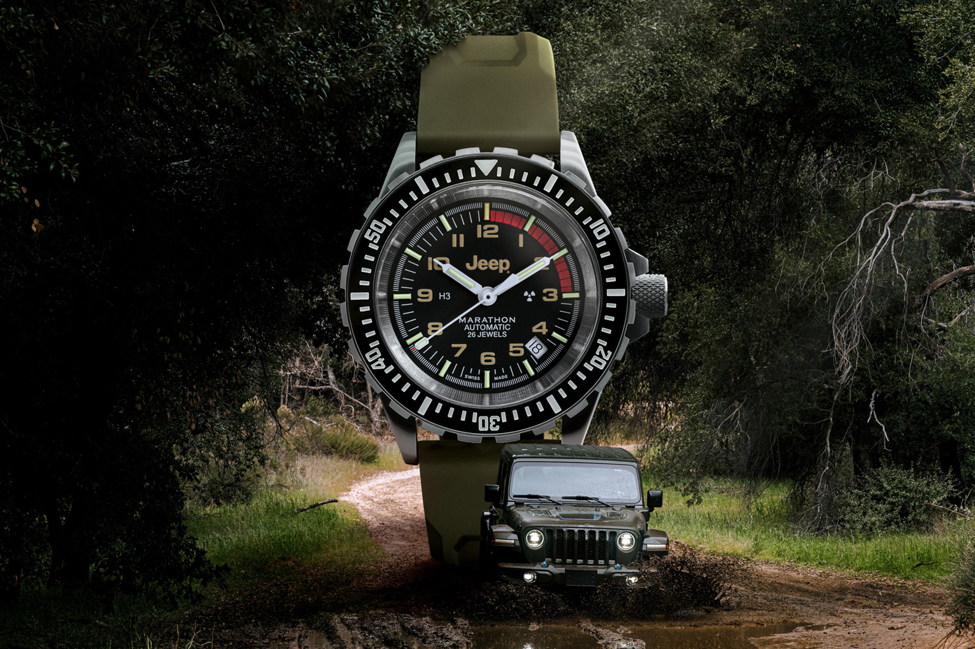 Imagen de lanzamiento de la colección Jeep y Marathon Watch con un reloj en el centro y un Jeep conduciendo por un camino de tierra embarrado.