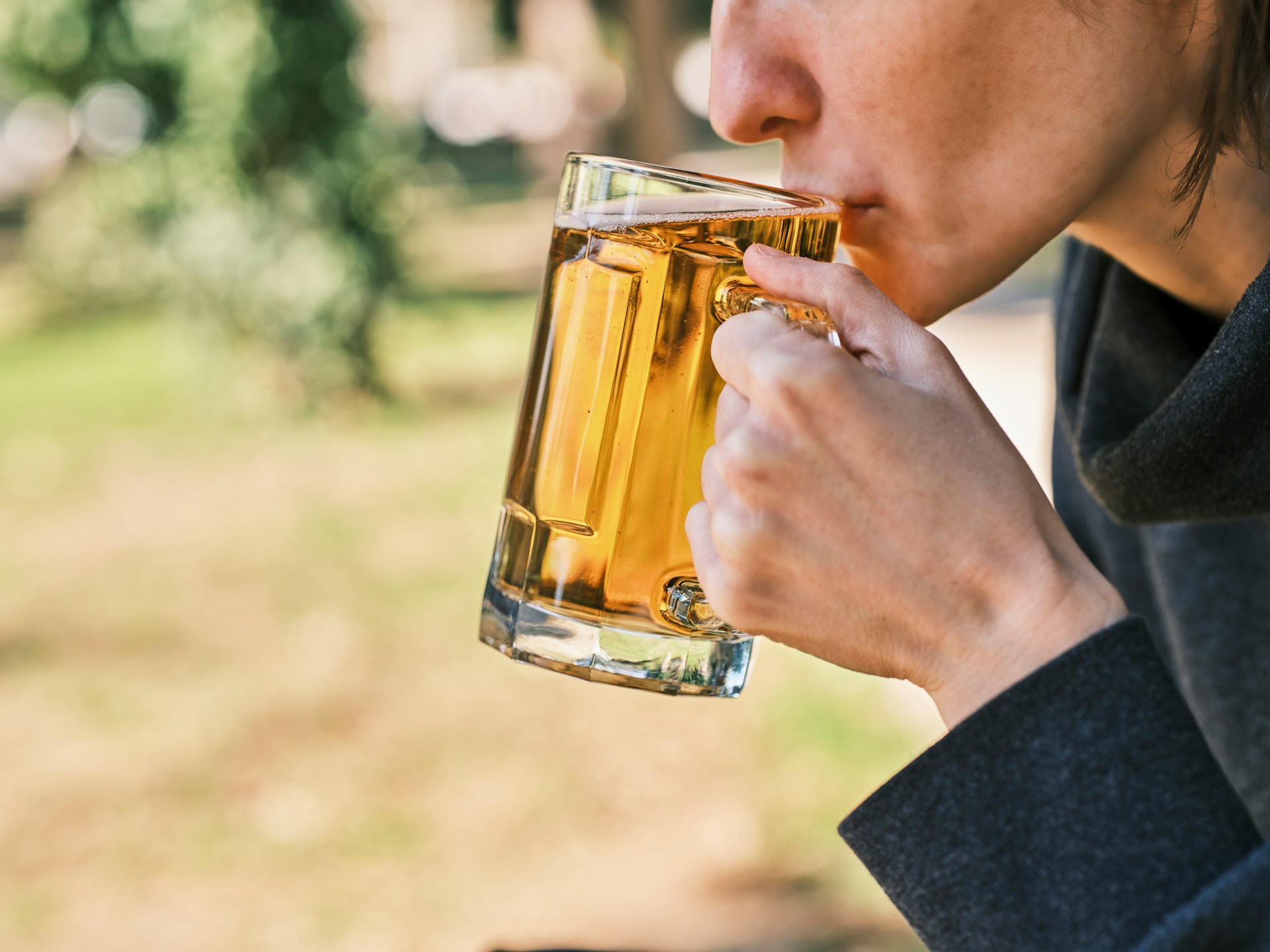 Seseorang sedang minum bir di luar