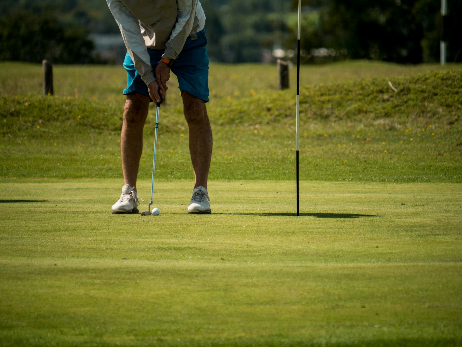 man golfing wearing chino shorts