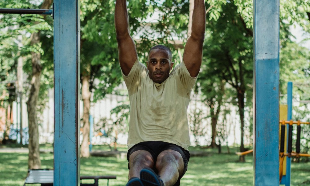 Hanging leg raises. yellow shirt outside