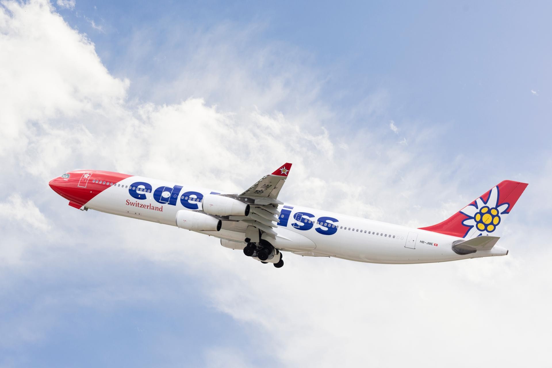 Ein Edelweiss Air A340 hebt ab