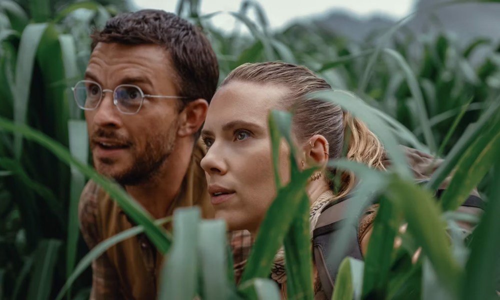 Scarlett Johansson and Jonathan Bailey in Jurassic World Rebirth