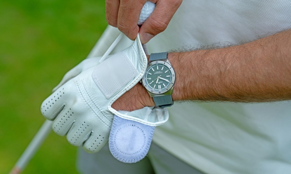 what hand do you wear a golf glove on putting