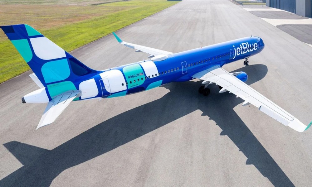 Jet Blue plane with Mint livery