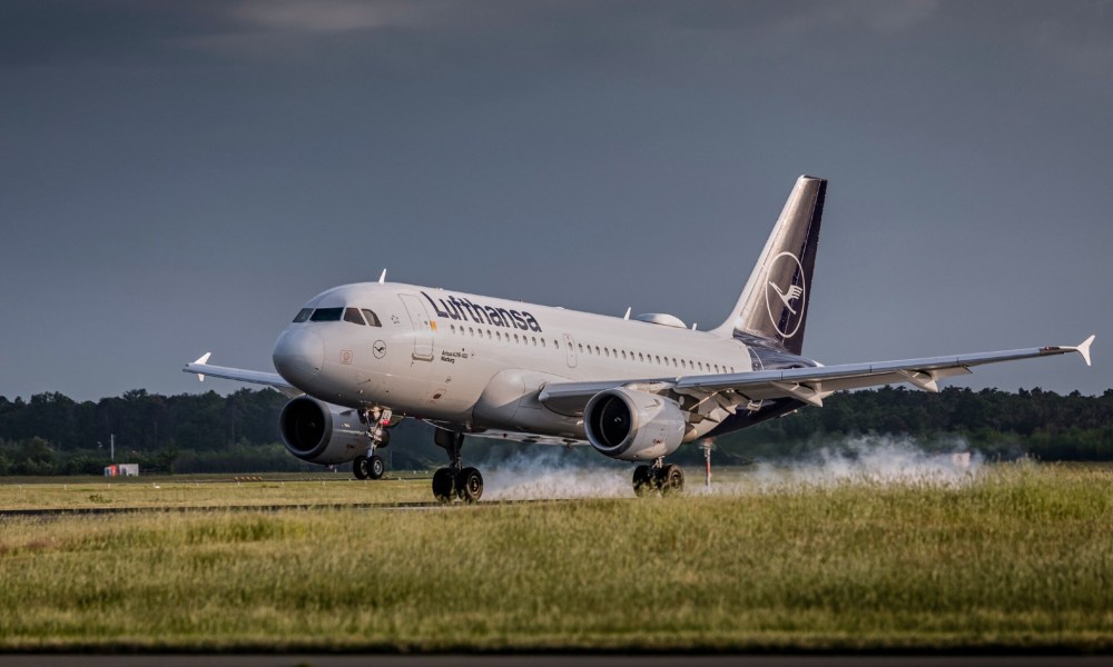 Lufthansa airplane landing