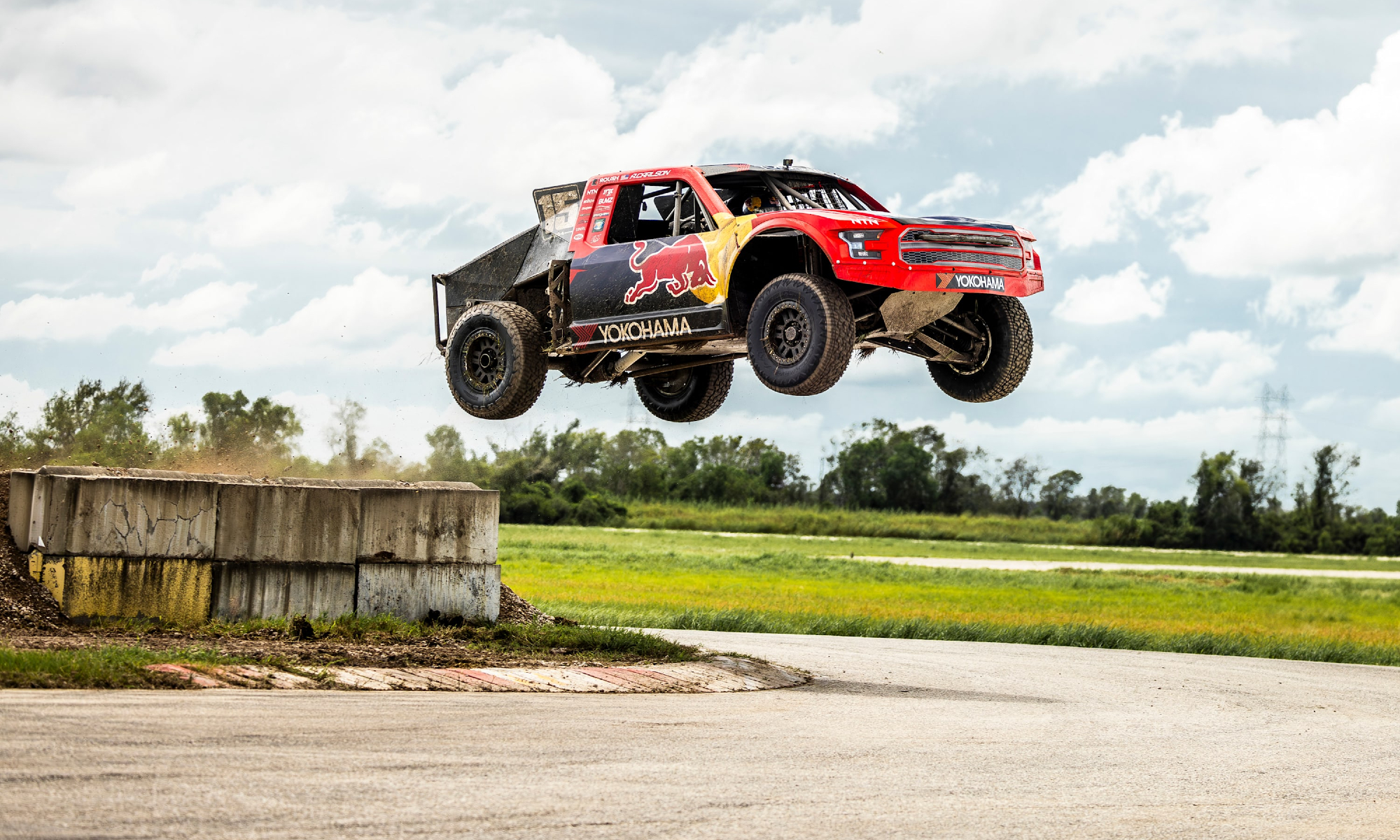 The Pro4 truck’s suspension allows it to tit dirt jumps.