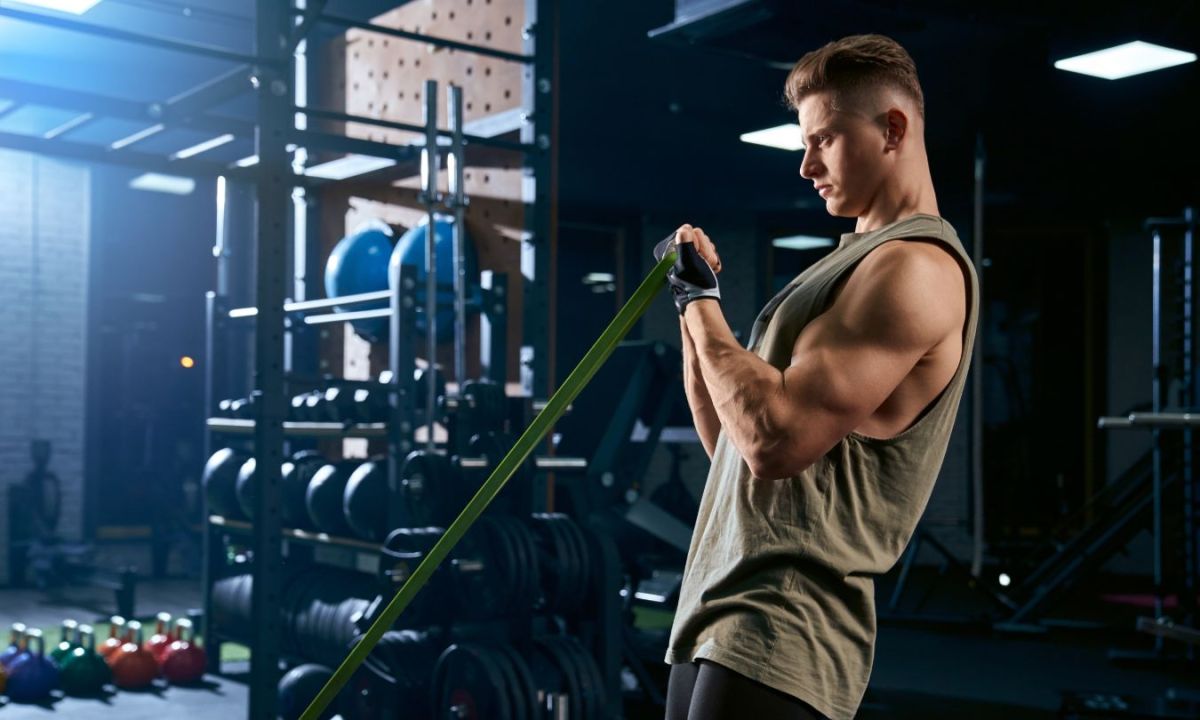 Bodybuilder training arm with resistance band