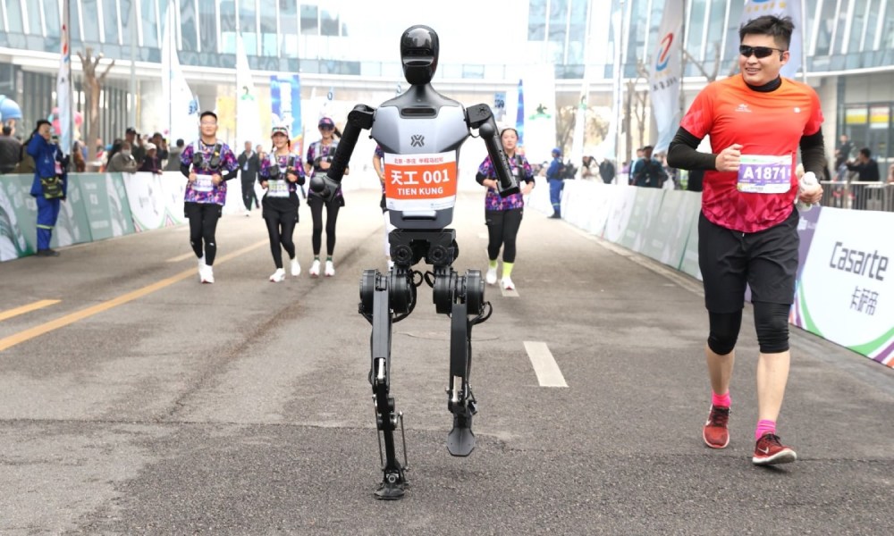 Beijing November 10th Yizhuang half marathon humanoid robot running