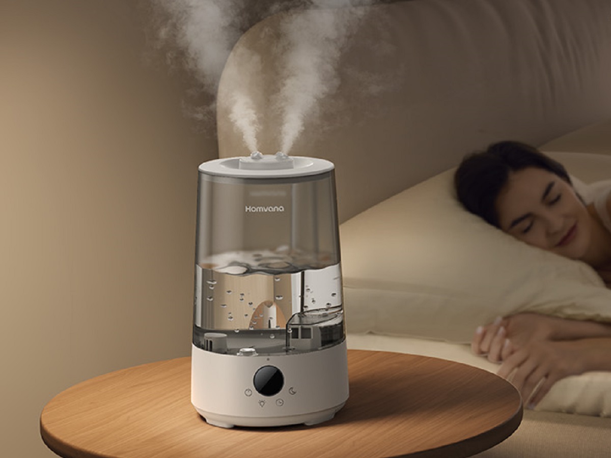 The Homvana H101 humidifer in a bedroom.