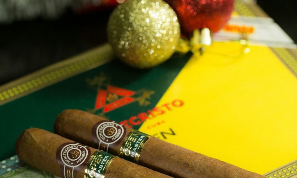 Best cigar gifts under a Christmass tree with Montecristos