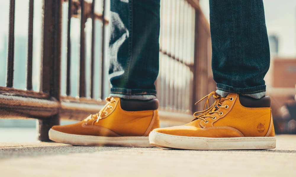 man wearing short timberland boots with jeans