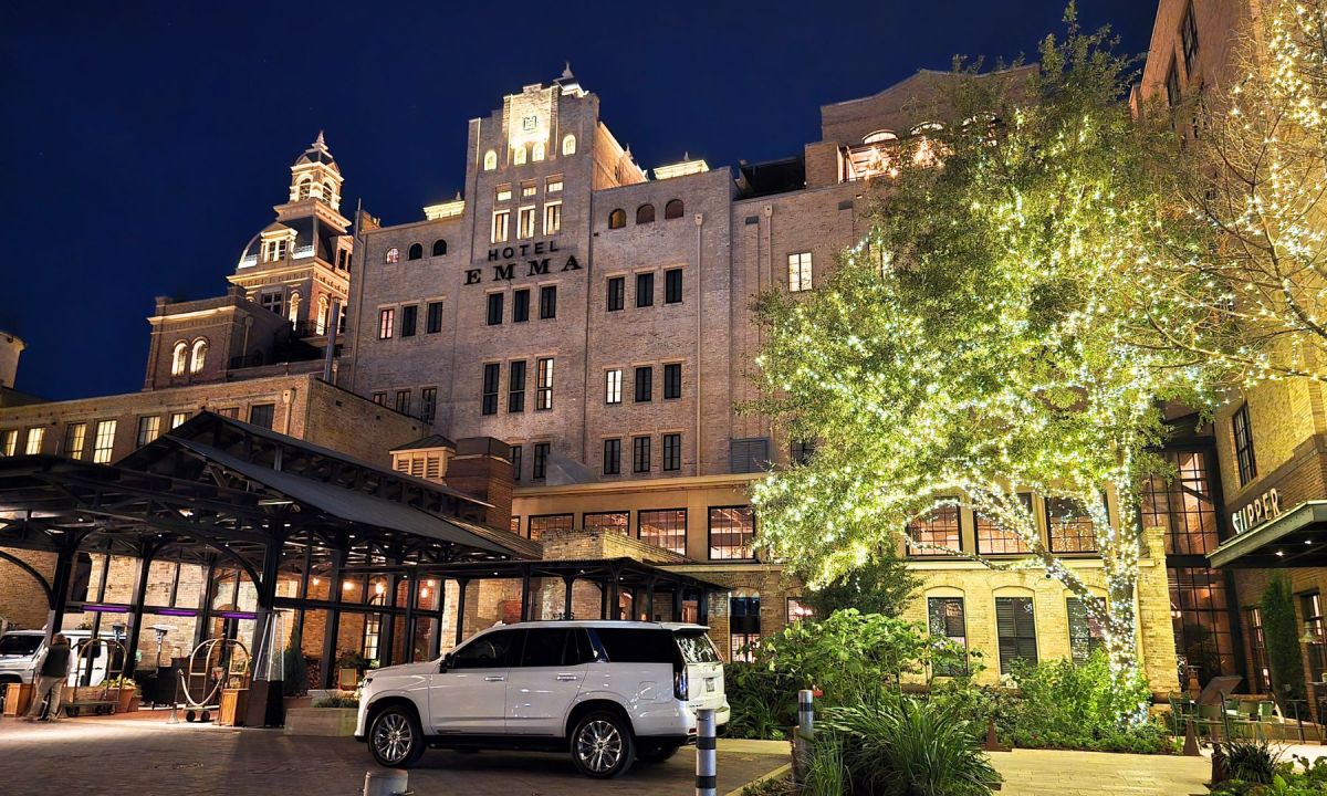 Hotel Emma at night