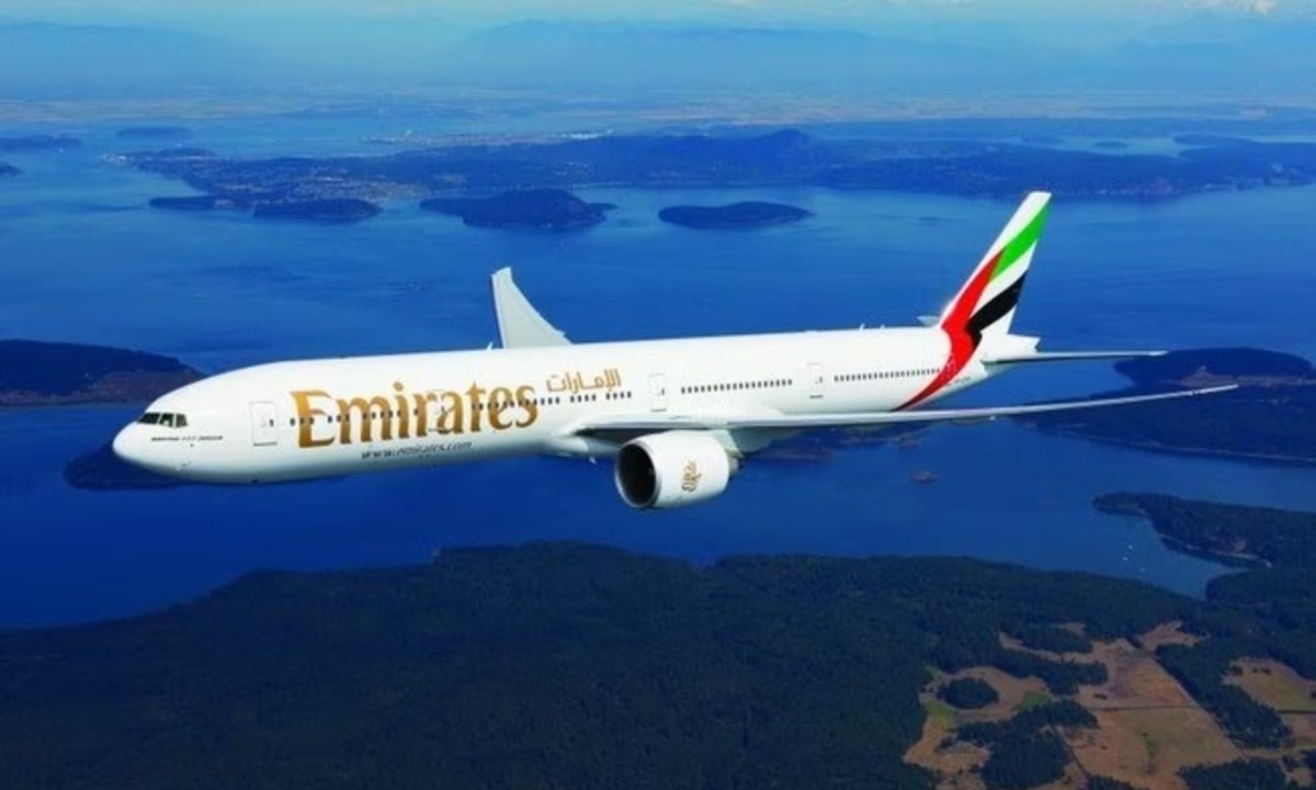 emirates expedia partnership boeing 777 inflight with islands in the background w650x406 1